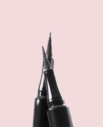 Delineador de ojos plumon negro Atenea